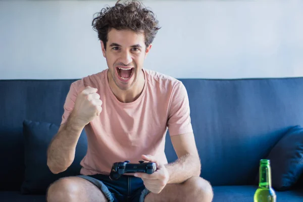Junger Mann spielt zu Hause Videospiele. — Stockfoto