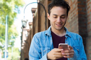 Genç adam telefonunu yazarak.
