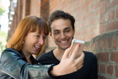 Genç alma selfie ile cep telefonu açık havada çift..