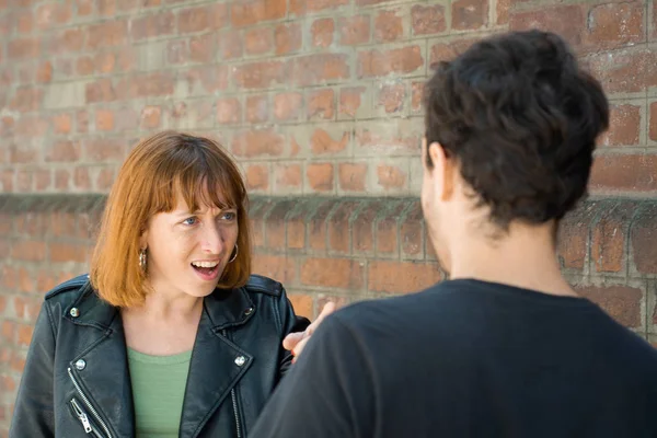 Pareja joven discutiendo y discutiendo entre sí — Foto de Stock