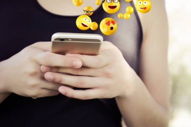 Emojis gönderme smartphone kullanan kadın.