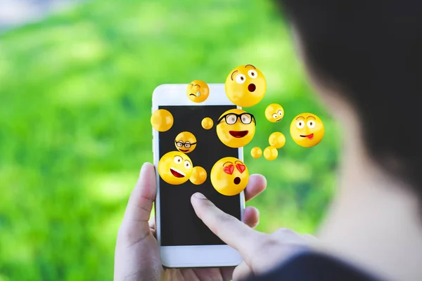 Kvinna med smartphone skicka emojis. — Stockfoto