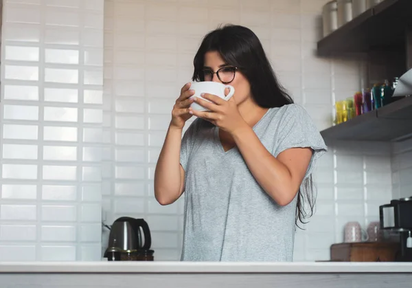 年轻女子在家喝咖啡 — 图库照片