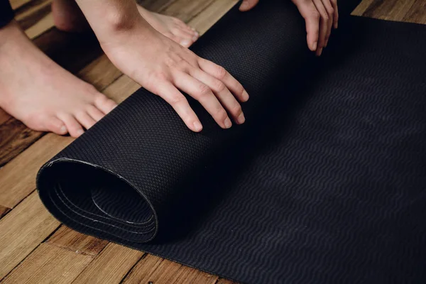 Közeli fel a fiatal nő gördülő neki fitness mat — Stock Fotó