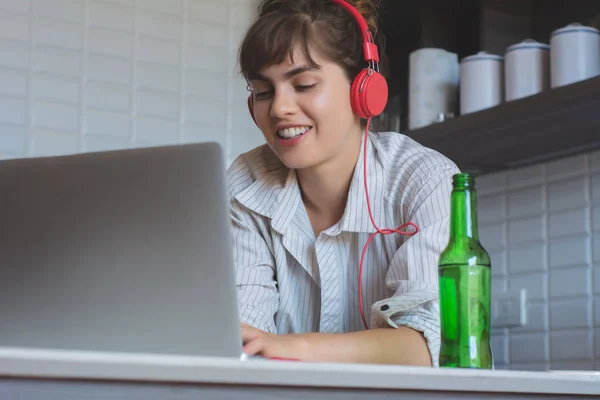 젊은 여자와 맥주 와 사용 그녀의 노트북 — 스톡 사진