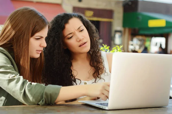 Женщины-друзья учатся с ноутбуком в кофейне . — стоковое фото