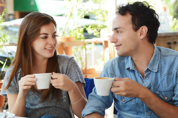 Пара, наслаждающаяся кофе в кафе — стоковое фото