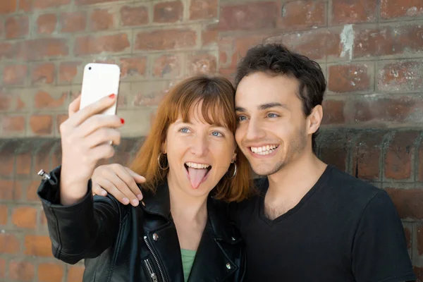 Unga par tar selfie med mobiltelefon utomhus. — Stockfoto