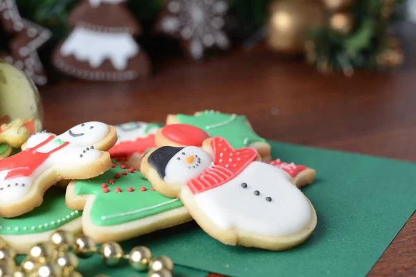 Πολύχρωμα μπισκότα Χριστουγέννων με εορταστική διακόσμηση — Φωτογραφία Αρχείου