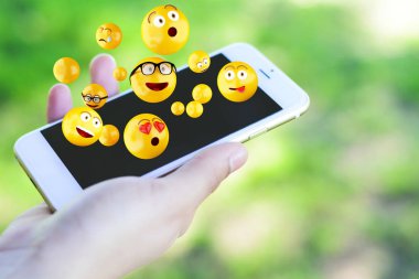 Emojis gönderme smartphone kullanan kadın.