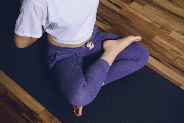Jeune femme pratiquant le yoga à la maison . — Photo
