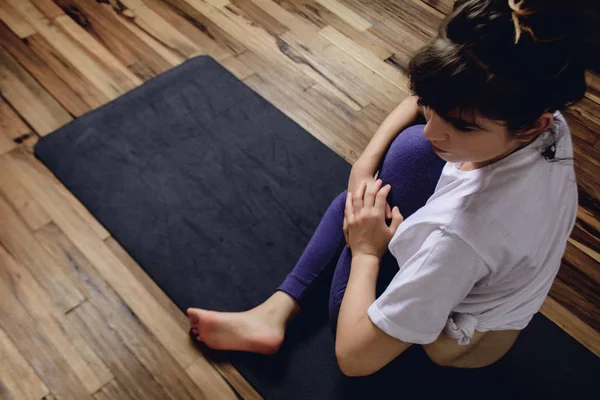 Femeie tânără care practică yoga acasă . — Fotografie, imagine de stoc