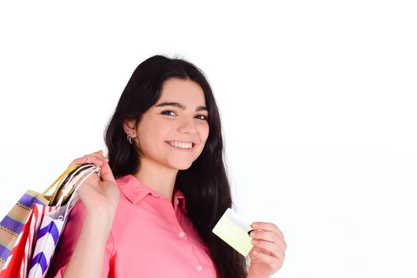 Mujer sosteniendo bolsas de compras y tarjeta de crédito . —  Fotos de Stock