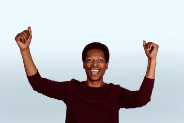 Afro Amerikan adam kutlama zafer.