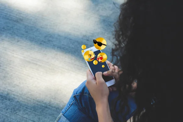 Mujer usando smartphone enviando emojis . —  Fotos de Stock