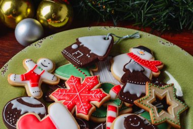 Renkli Noel kurabiyeleri ile plaka yakın çekim 