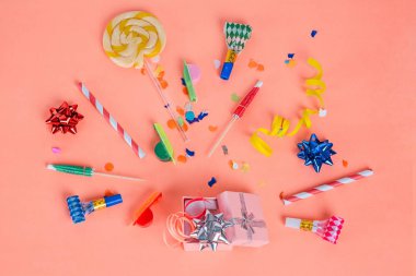 Doğum günü objets ile renkli parti çerçeve 