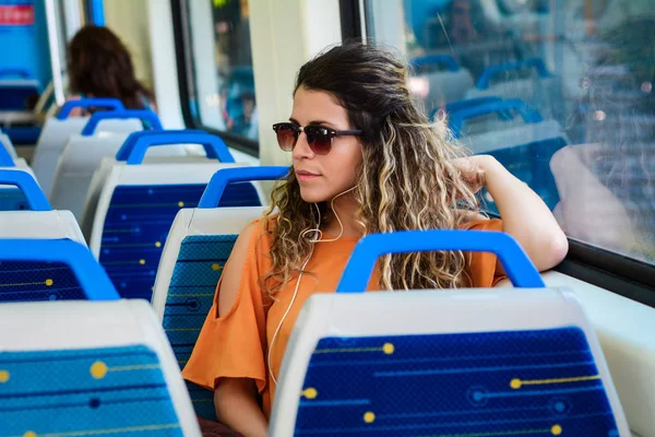 Mladá žena cestování vlakem. Lidé, životní styl. — Stock fotografie
