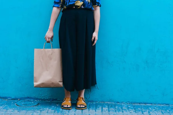 Mujer joven caminando con bolsas de compras — Foto de Stock