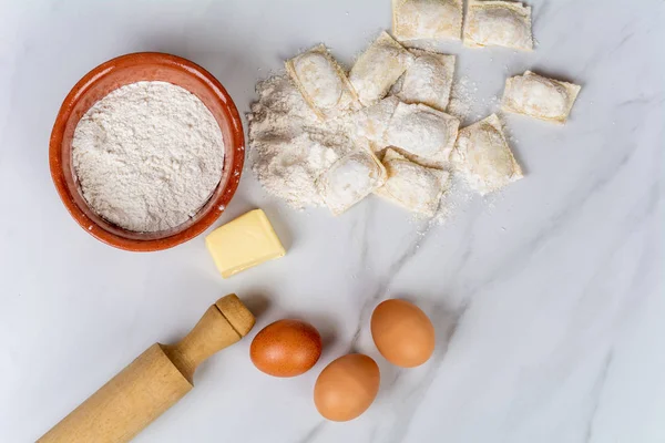 Haushaltsgeräte, Eier, Mehl und Butter. — Stockfoto