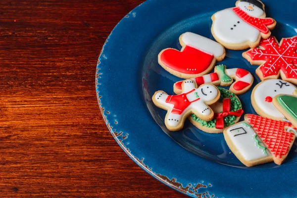 Zbliżenie na płytkę z kolorowe ciasteczka świąteczne — Zdjęcie stockowe