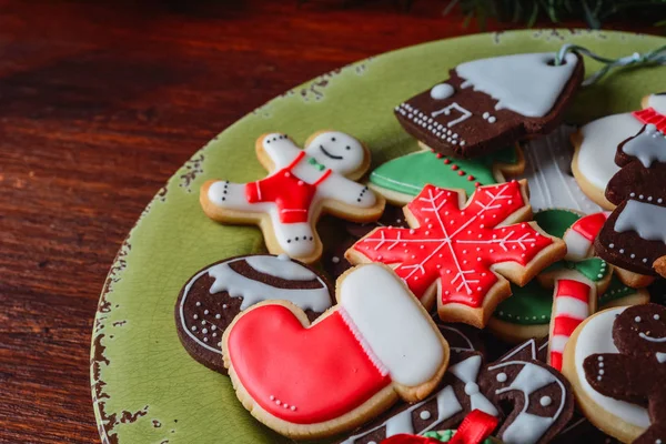 Fechar a placa com biscoitos de Natal coloridos — Fotografia de Stock