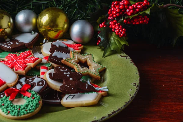 Close up of plate with colorful christmas cookies — Stock Photo, Image