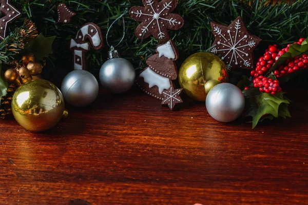 Vue rapprochée des biscuits de Noël avec branches festives sapin — Photo