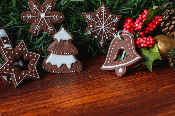 Visão de perto de biscoitos de Natal com abeto de ramos festivo — Fotografia de Stock