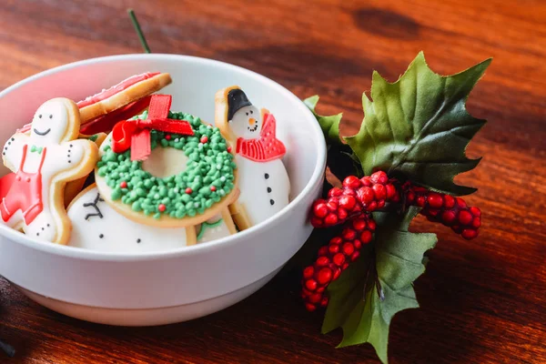 Biscuits de Noël colorés avec décoration festive — Photo