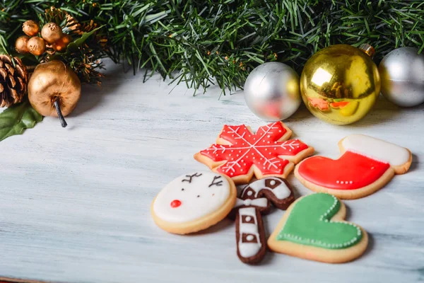 Bolinhos de Natal coloridos com decoração festiva — Fotografia de Stock