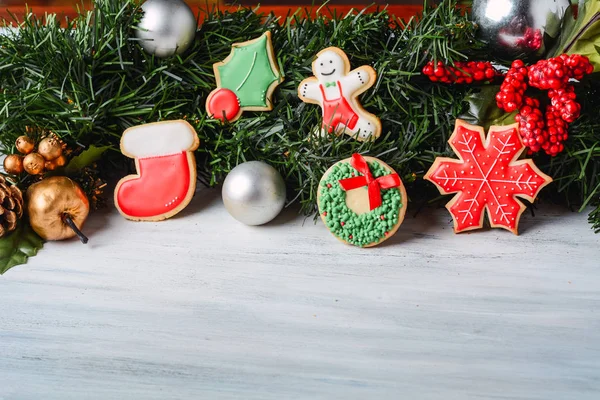 Visão de perto de biscoitos de Natal com abeto de ramos festivo — Fotografia de Stock