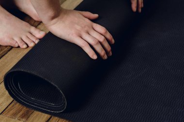 Fitness minyonunu yuvarlaan genç kadının yakın çekimi