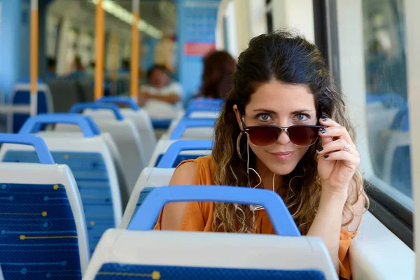 Mladá žena cestování vlakem. Lidé, životní styl. — Stock fotografie