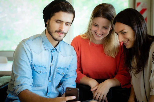 Gruppe junger Studenten, die gemeinsam in der Bibliothek lernen. — Stockfoto