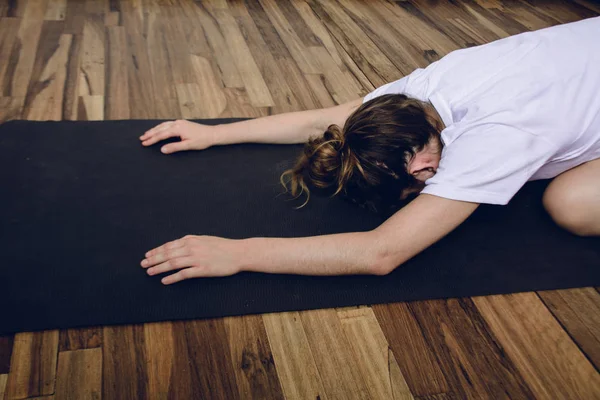 Femeie tânără care practică yoga acasă . — Fotografie, imagine de stoc