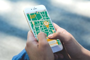 Bir restoran bulmak için Gps harita navigasyon uygulamasını kullanan kadın