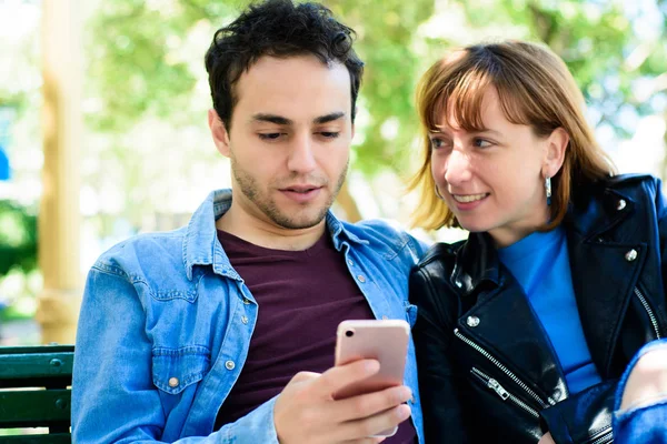 Junges Paar nutzt Anwendung auf Smartphone — Stockfoto
