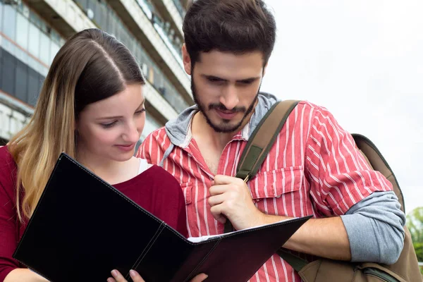 Dos estudiantes universitarios que estudian juntos al aire libre —  Fotos de Stock