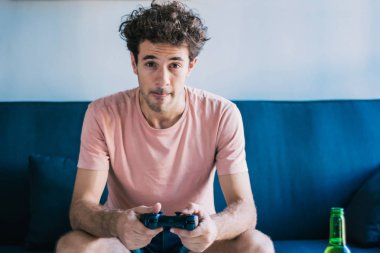 Evde Video Oyunları Oynayan Genç Adam.