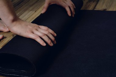 Fitness minyonunu yuvarlaan genç kadının yakın çekimi