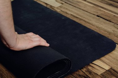 Fitness minyonunu yuvarlaan genç kadının yakın çekimi