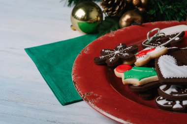 Renkli Noel kurabiyeleri ile plaka yakın çekim 