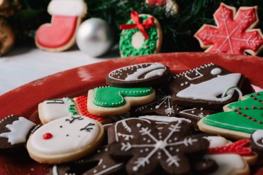 Renkli Noel kurabiyeleri ile plaka yakın çekim 