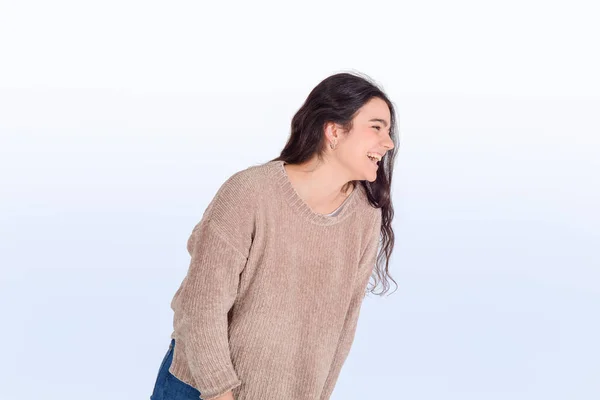 Portrait de jeune femme dans un studio . — Photo