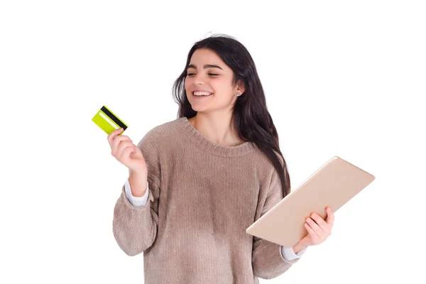 Mujer con tarjeta de crédito y tableta digital . —  Fotos de Stock