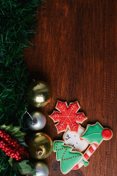 Bolinhos de Natal coloridos com decoração festiva — Fotografia de Stock