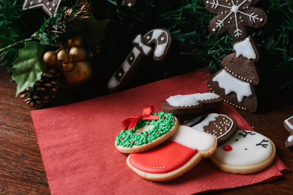 Bolinhos de Natal coloridos com decoração festiva — Fotografia de Stock