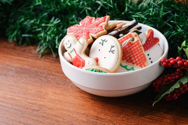 Bolinhos de Natal coloridos com decoração festiva — Fotografia de Stock