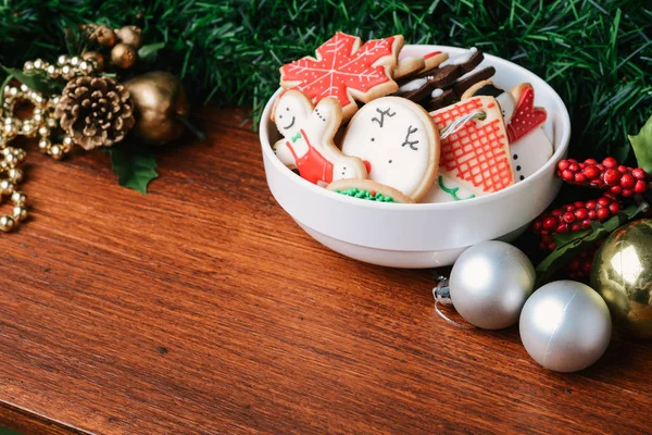 Bolinhos de Natal coloridos com decoração festiva — Fotografia de Stock